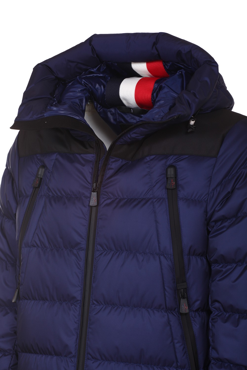 shop MONCLER GRENOBLE Saldi Piumino: Moncler piumino corto Camurac.
Realizzato in twill tecnico goffrato 2 layer.
Fodera in nylon.
Imbottitura in piuma.
Cappuccio regolabile con dettagli tricolore.
Chiusura anteriore con zip AquaGuard® by YKK®.
Tasche con zip AquaGuard® by YKK.
Interno con tasca per device e tasca in microrete per maschera da sci con panno pulisci lenti.
Ghetta antivento per il corpo.
Polsi con ghetta antivento in jersey elasticizzat.o
Taschino per skipass sulla manica.
Polsi e fondo del capo regolabili.
Composizione: 100% Poliammide.
Imbottitura: 90% Piumino, 10% Piuma.
Fabbricato in Romania.. CAMURAC 1A50540 53864-614 number 5289155